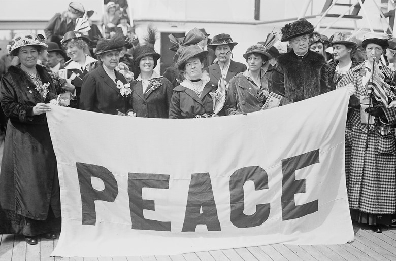Pani Jane Addams i jej koleżanki sufrażystki, trzymające flagę z napisem Pokój / Miss Jane Addams and her suffragette friends holding a banner