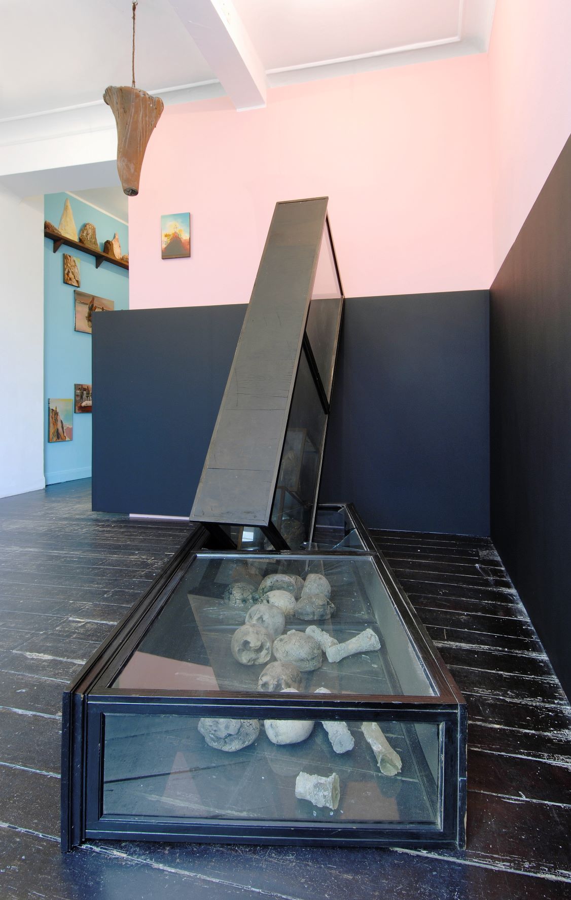 Jörg Herold, Kaukaskie – rezultaty odczuć pana Blumenbacha, Obaleniegablot, Galeria Eigen & Art 2009, fot. Uwe Walter