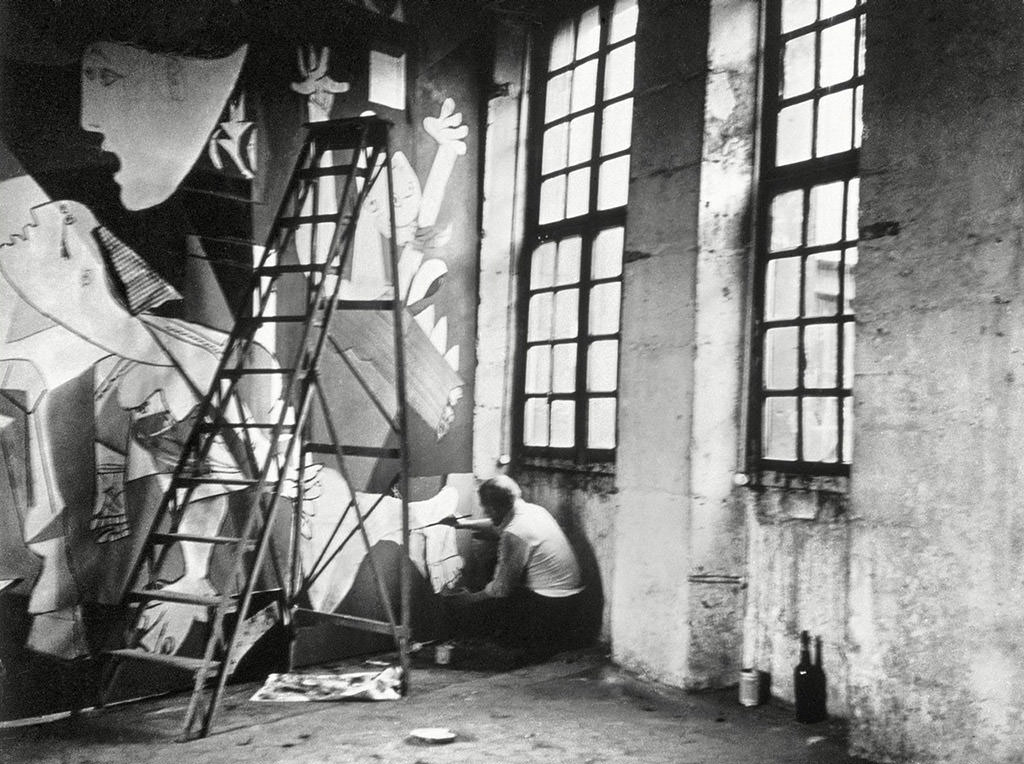 DorDora Maar, zdjęcie Picassa pracującego nad Guerniką w studio Grands-Augustins / photograpf of Picasso working on Guernica in Grands-Augustins studio, 1937