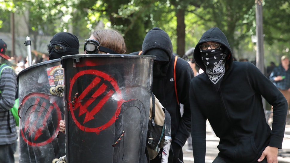 Symbol trzech strzał podczas antyfaszystowskiej demonstracji w Portland w USA w 2017 roku / Three arrows symbol, anti-fascist demonstration in Portland, USA, 2017