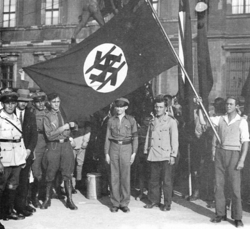 Flaga z trzema strzałami na demonstracji antyfaszystowskiej, Niemcy 1932 / Banne with the three arrows symbol, anti-fascist demonstration in Germany, 1932